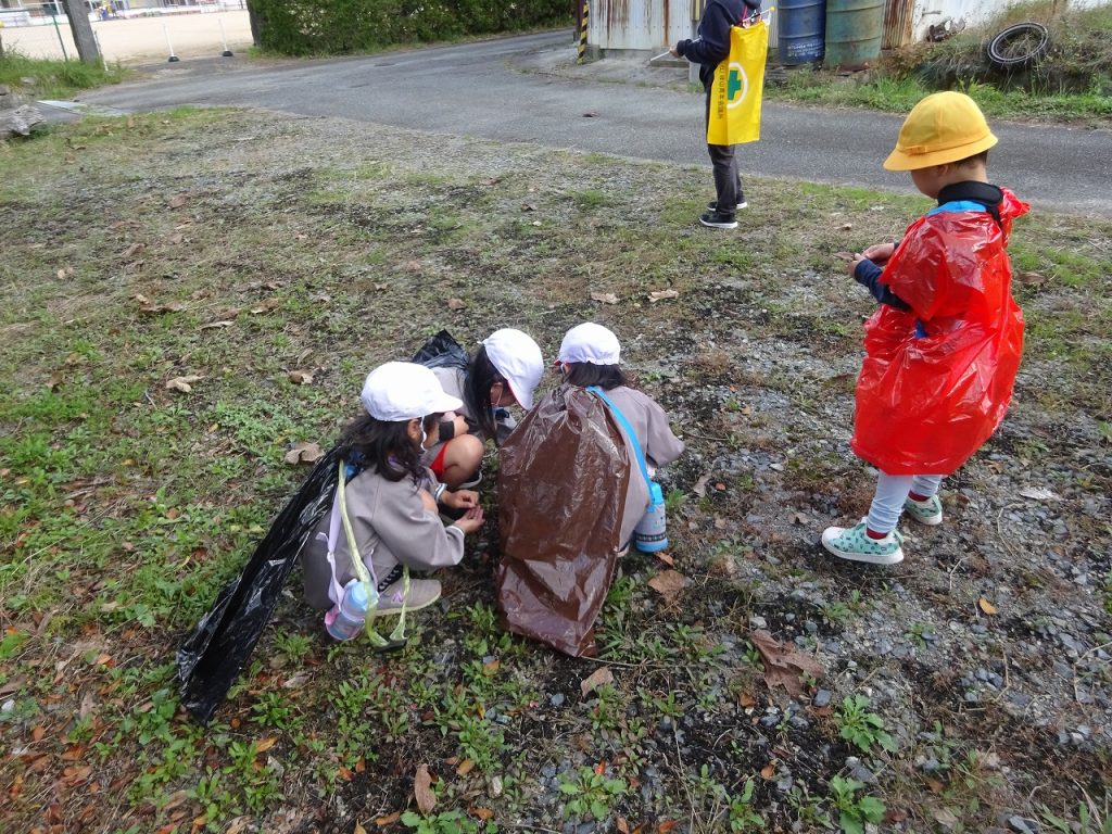 散歩に出かけた園児