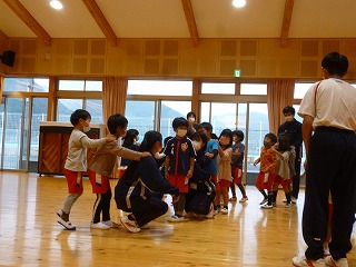 貨物列車をする園児