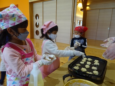 ホットプレートで焼く園児