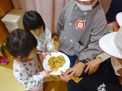 小さいクラスにたまねぎクッキーを届ける園児