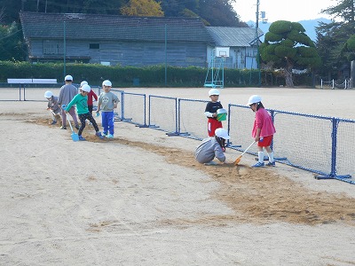 友達と一緒の手伝いをする園児