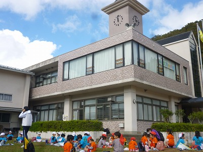 おくも村でお弁当を食べる園児