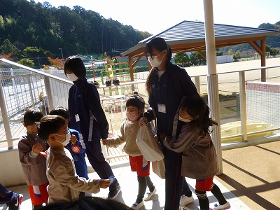 高校生との別れを惜しむ園児