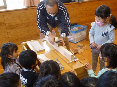 かんなで削るところを見る園児