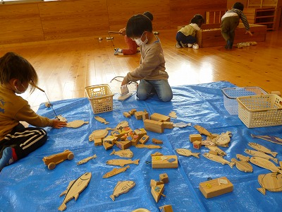 釣り遊びをする園児