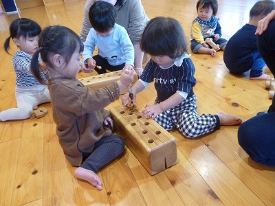 木製玩具で遊ぶ園児