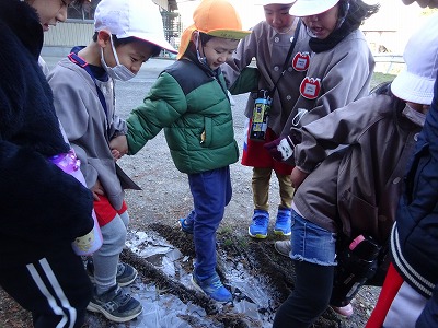 氷を足で割る園児