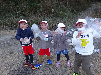 大きな氷を持つ園児