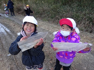 大きな氷を持つ園児