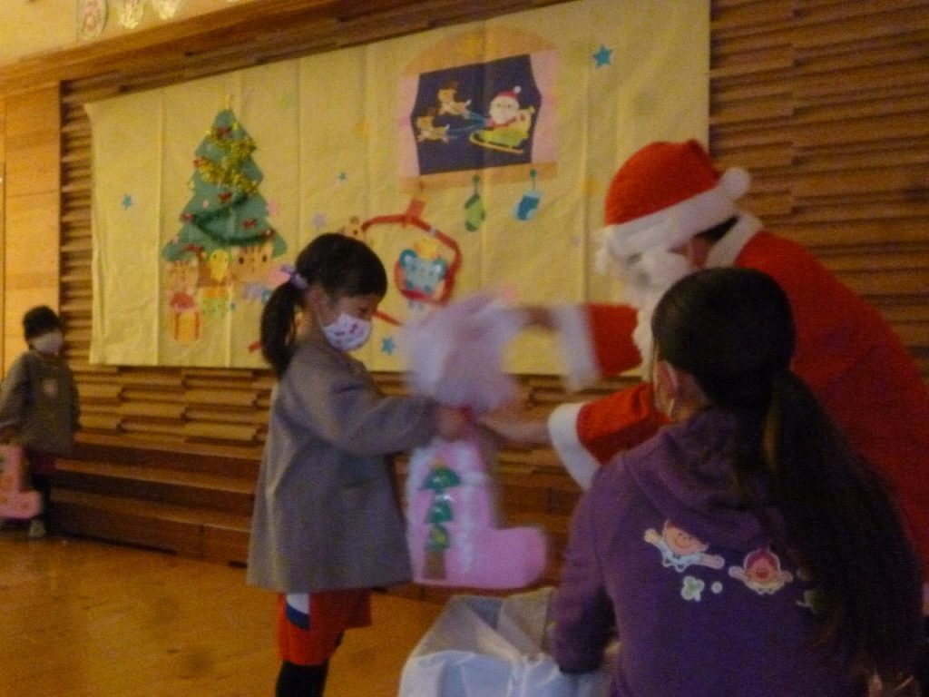 サンタさんからプレゼントをもらう園児