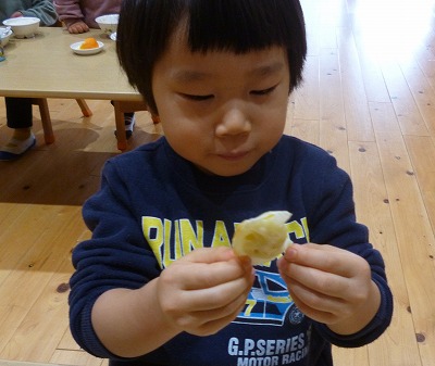 餃子を食べる園児