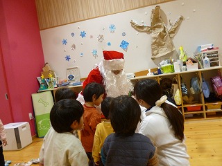 サンタさんからプレゼントをもらう園児