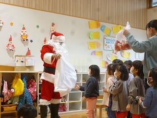 サンタさんが来て喜ぶ園児