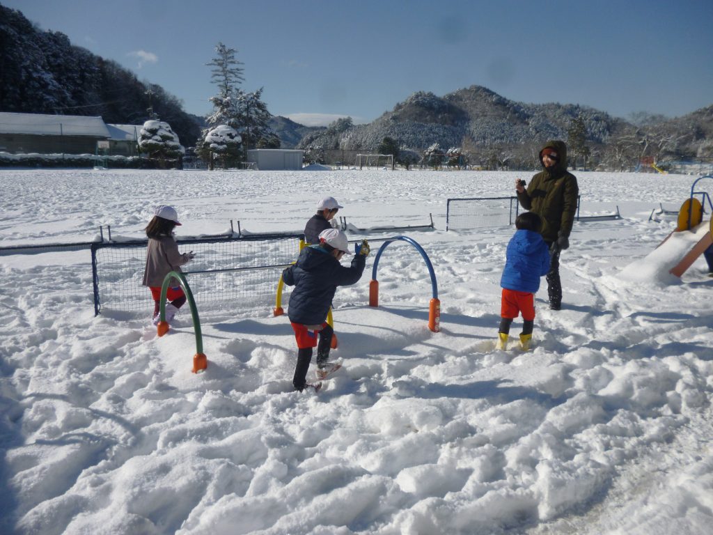 雪遊びをする園児