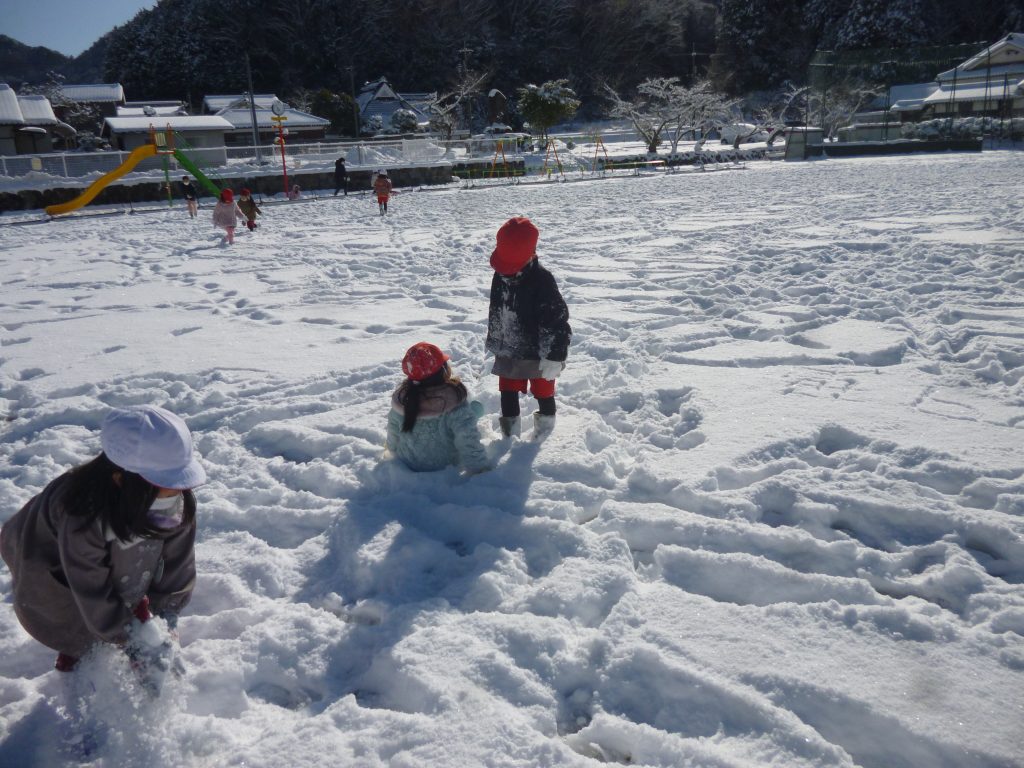 雪遊びをする園児