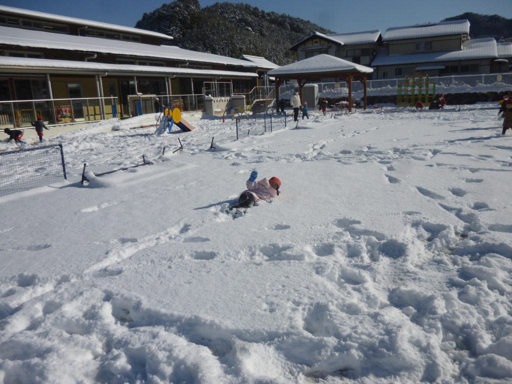 雪遊びをする園児