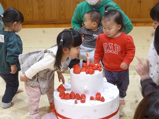 誕生日会ごっこをする園児