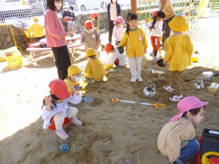 砂場で遊ぶ園児