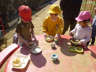 ままごと遊びをする園児