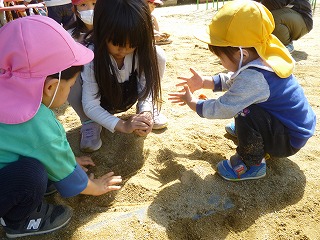 泥団子を作る園児